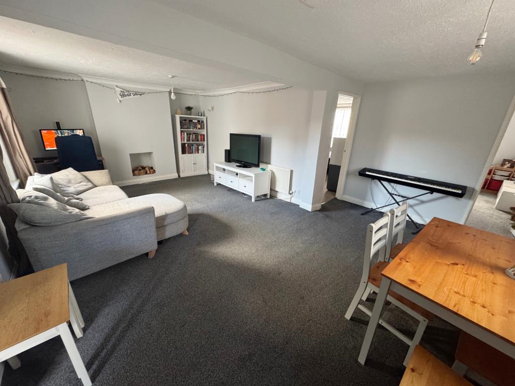 Lot: 11 - FREEHOLD BLOCK OF TWO TWO-BEDROOM GARDEN FLATS - 22a - living-dining room
